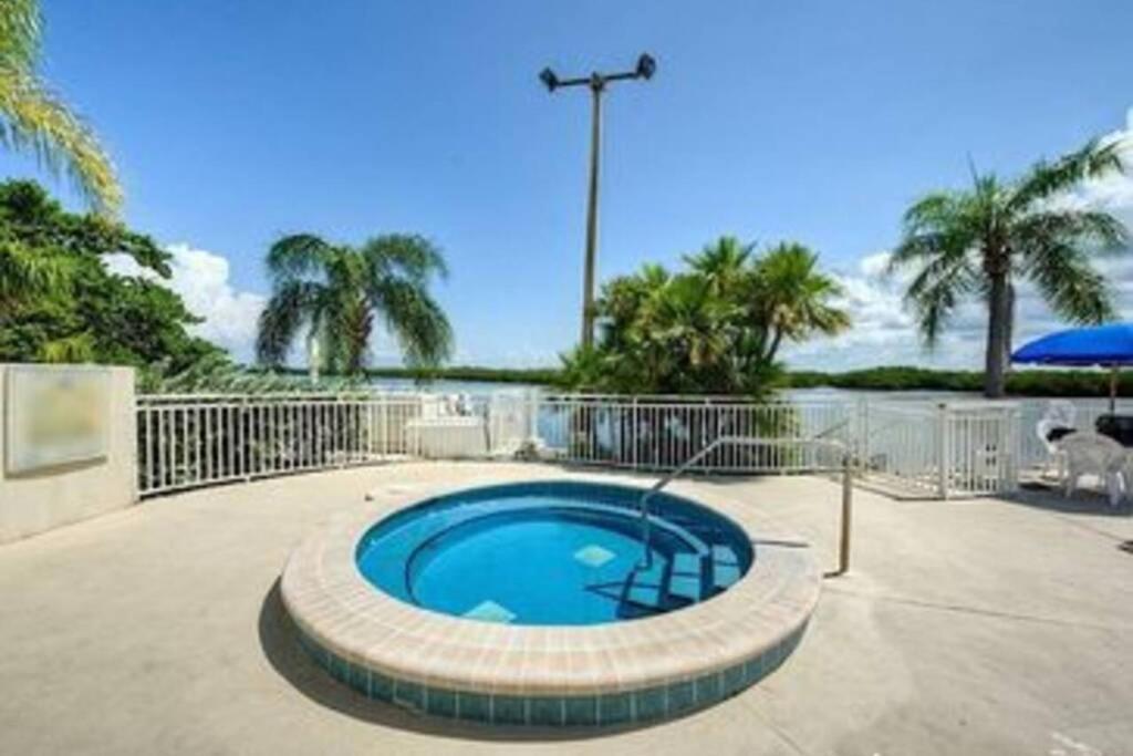 Manatee, Studio202, Beach Steps Away! Pool+Wifi Ruskin Eksteriør billede