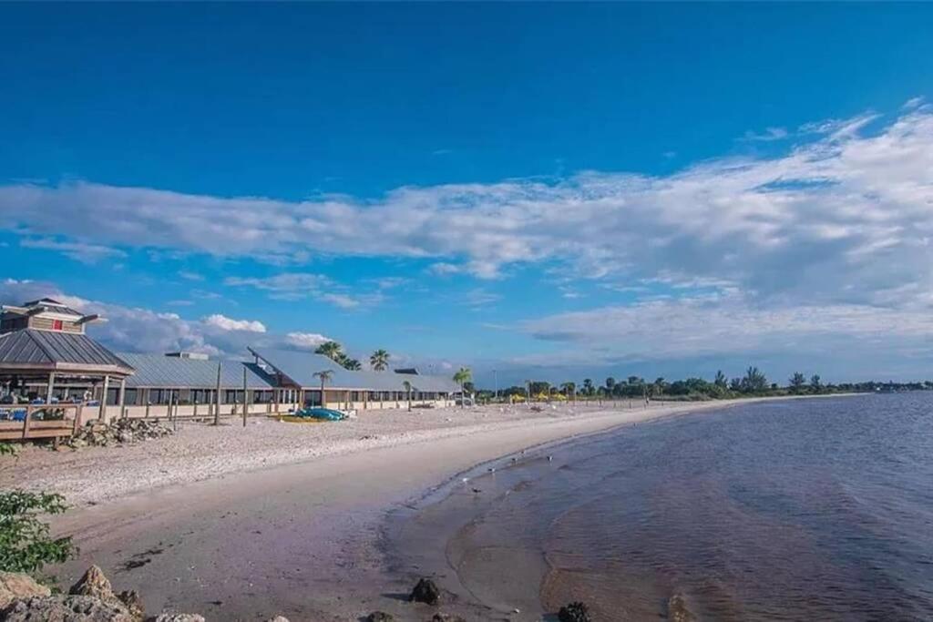 Manatee, Studio202, Beach Steps Away! Pool+Wifi Ruskin Eksteriør billede