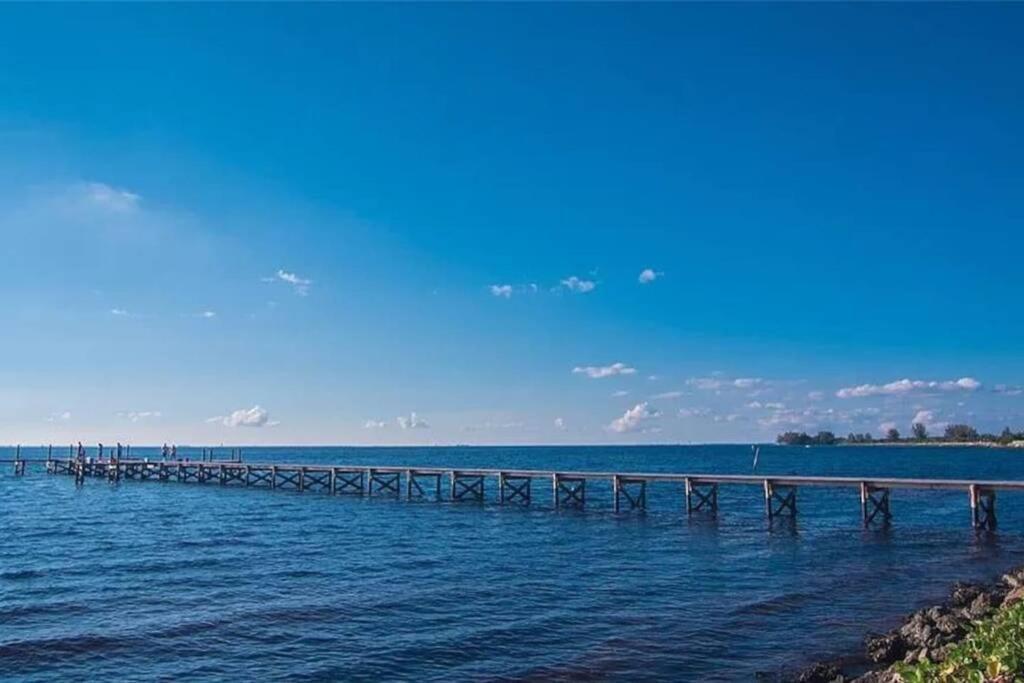 Manatee, Studio202, Beach Steps Away! Pool+Wifi Ruskin Eksteriør billede