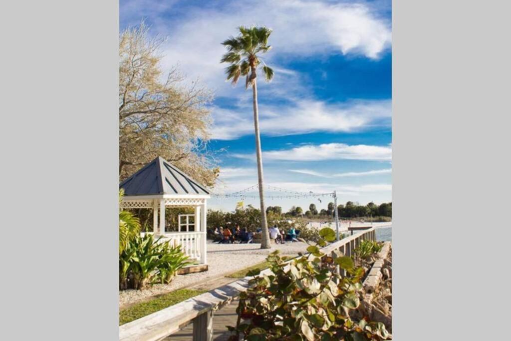 Manatee, Studio202, Beach Steps Away! Pool+Wifi Ruskin Eksteriør billede